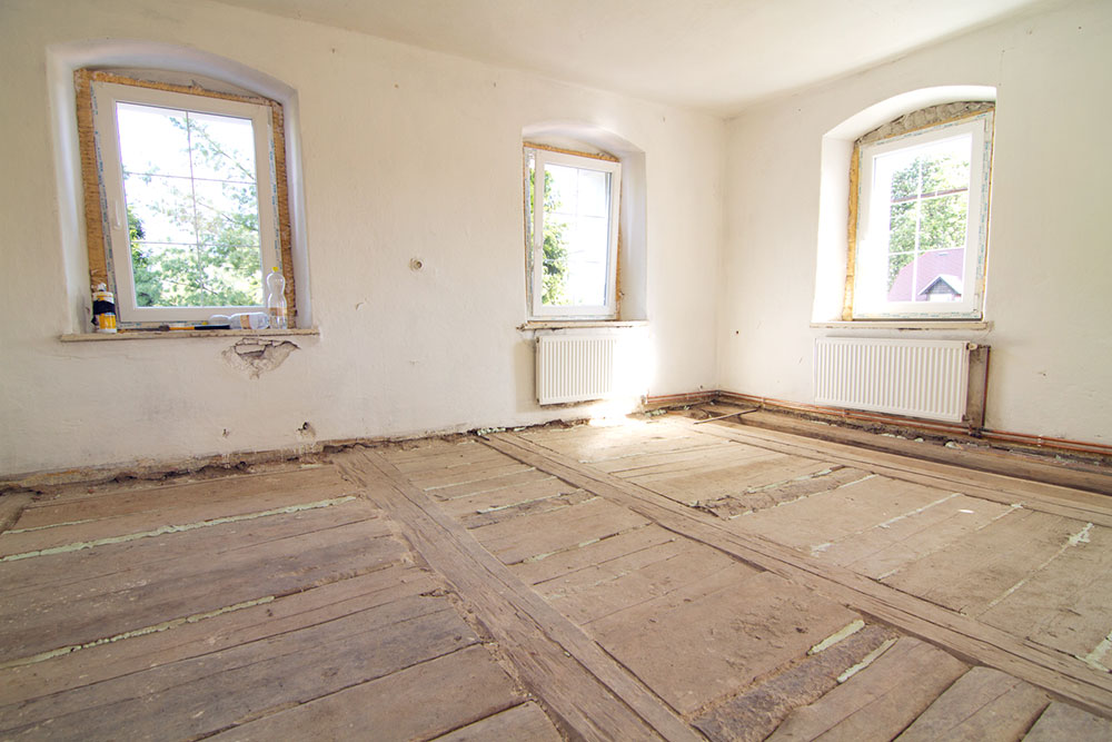 Očištěná stará dřevěná podlaha